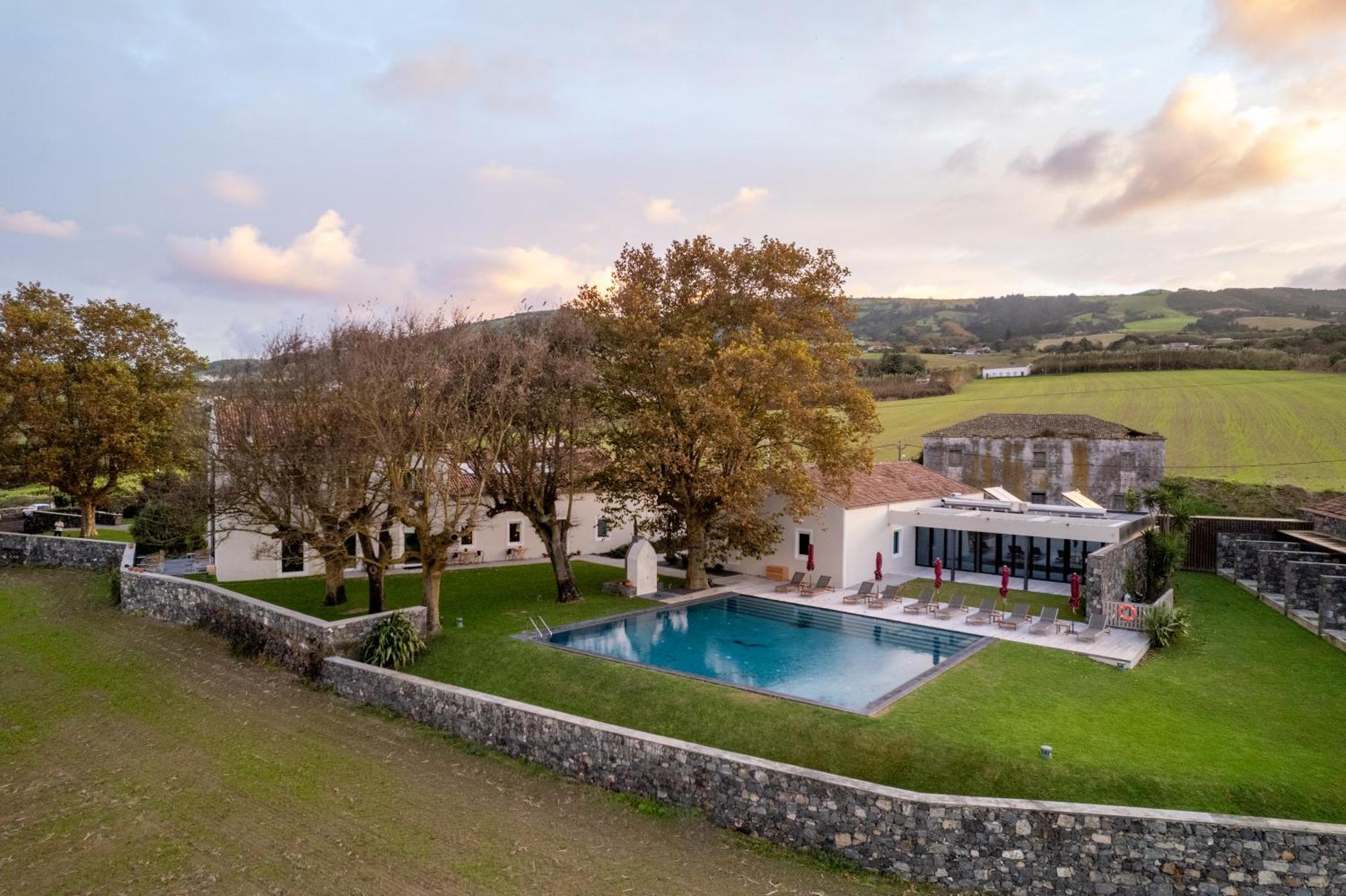 Sensi Azores Nature And Spa Ginetes Dış mekan fotoğraf The swimming pool at the hotel