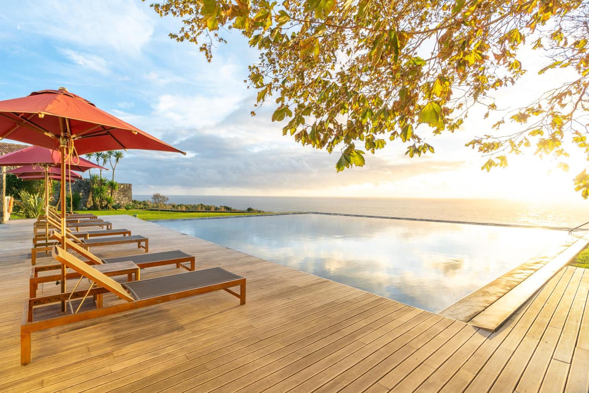 Sensi Azores Nature And Spa Ginetes Dış mekan fotoğraf Infinity pool at the resort