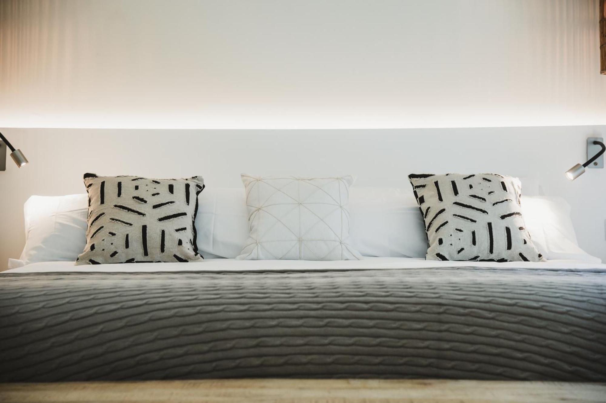Sensi Azores Nature And Spa Ginetes Oda fotoğraf A bed with cushions